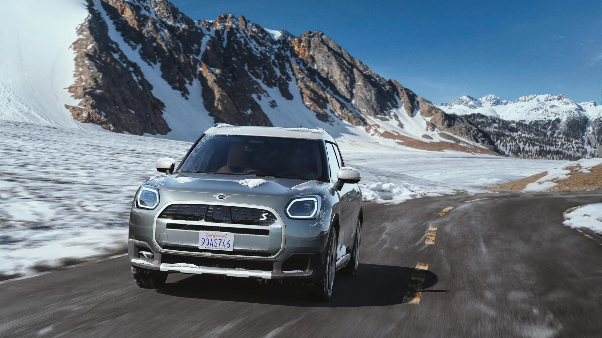 MINI Countryman na snegu.